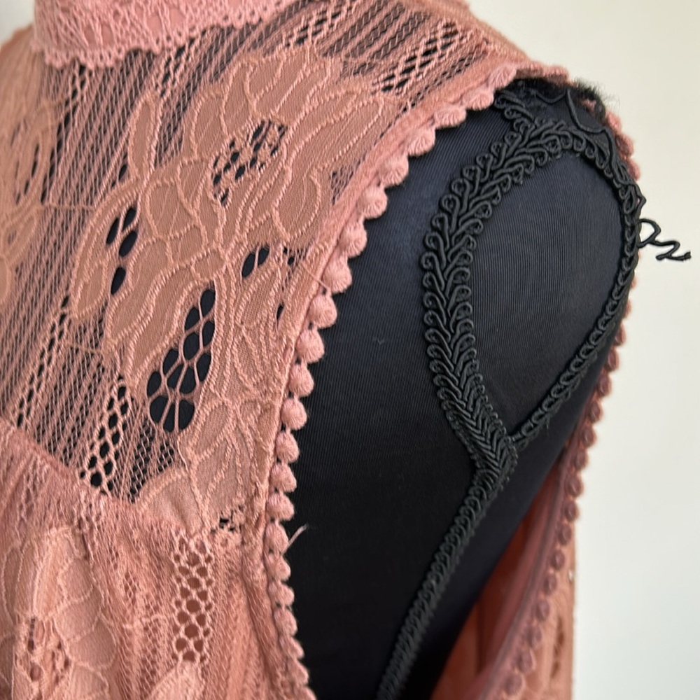 XHILIRATION PERFECT Summer Pink Lace Sleeveless Mini Sundress - Picture 7 of 14